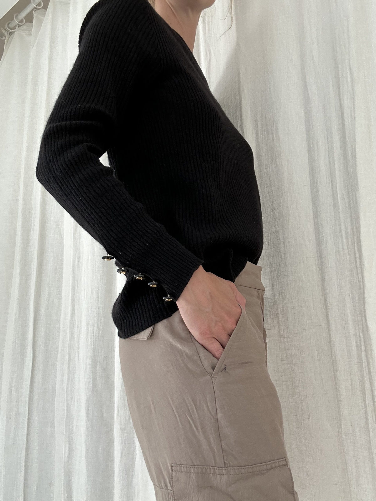 Chanel sweater sort ribbet på model side