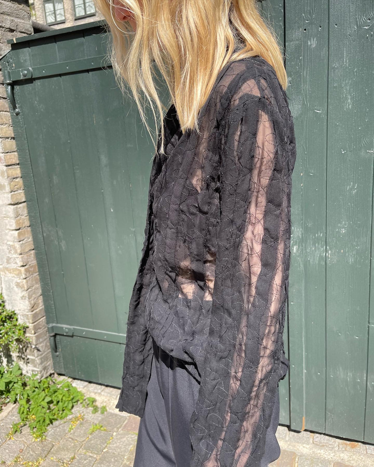 Stasia bluse sort på model tæt på side