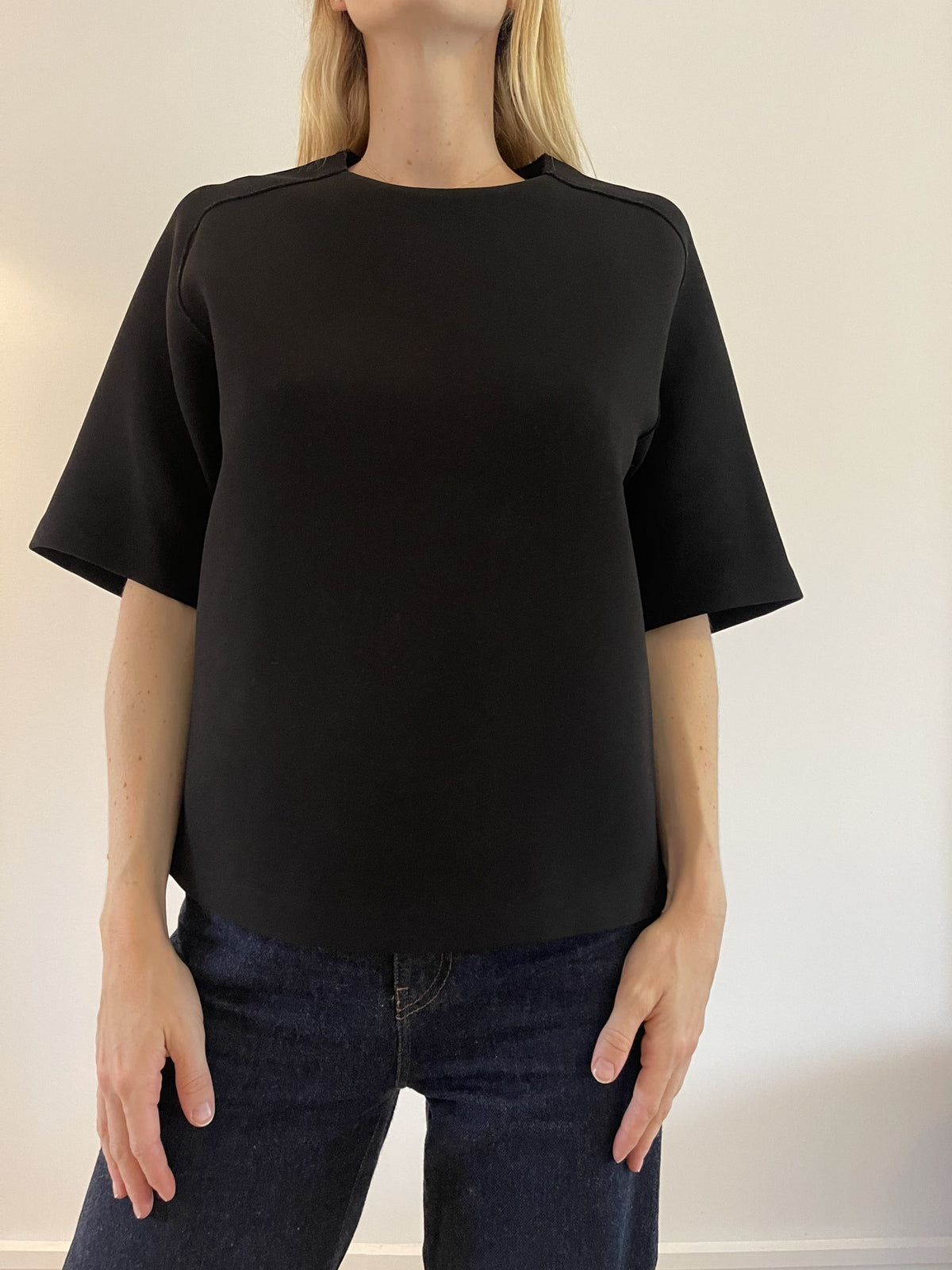 Phillip Lim bluse/t-shirt sort på model forfra