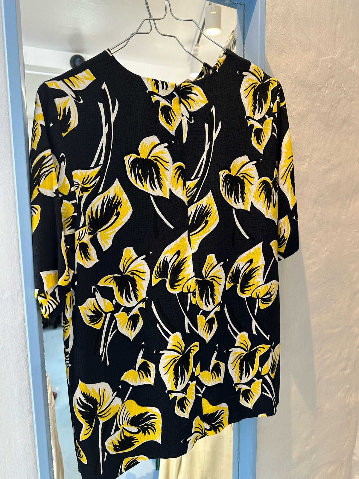 Marni t-shirt sort med gule blomster/blade forfra