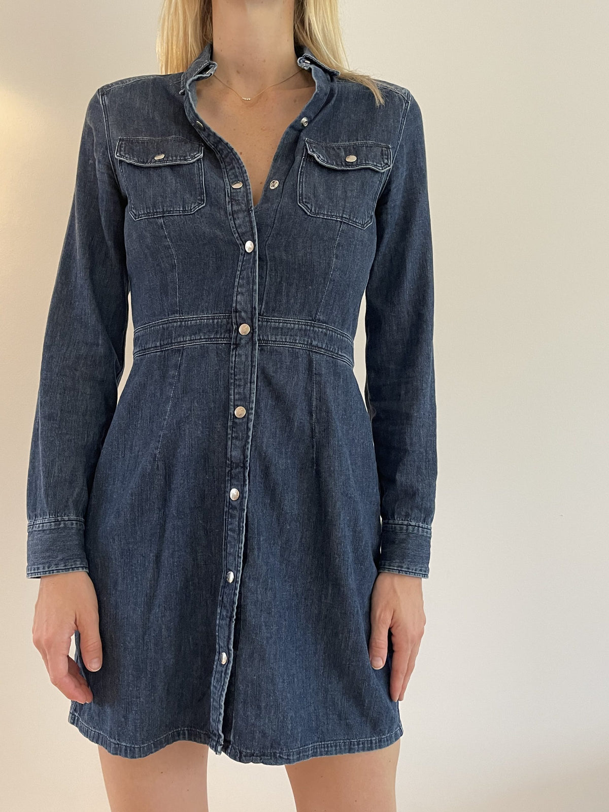 Rag & Bone Kjole denim blå på model forfra