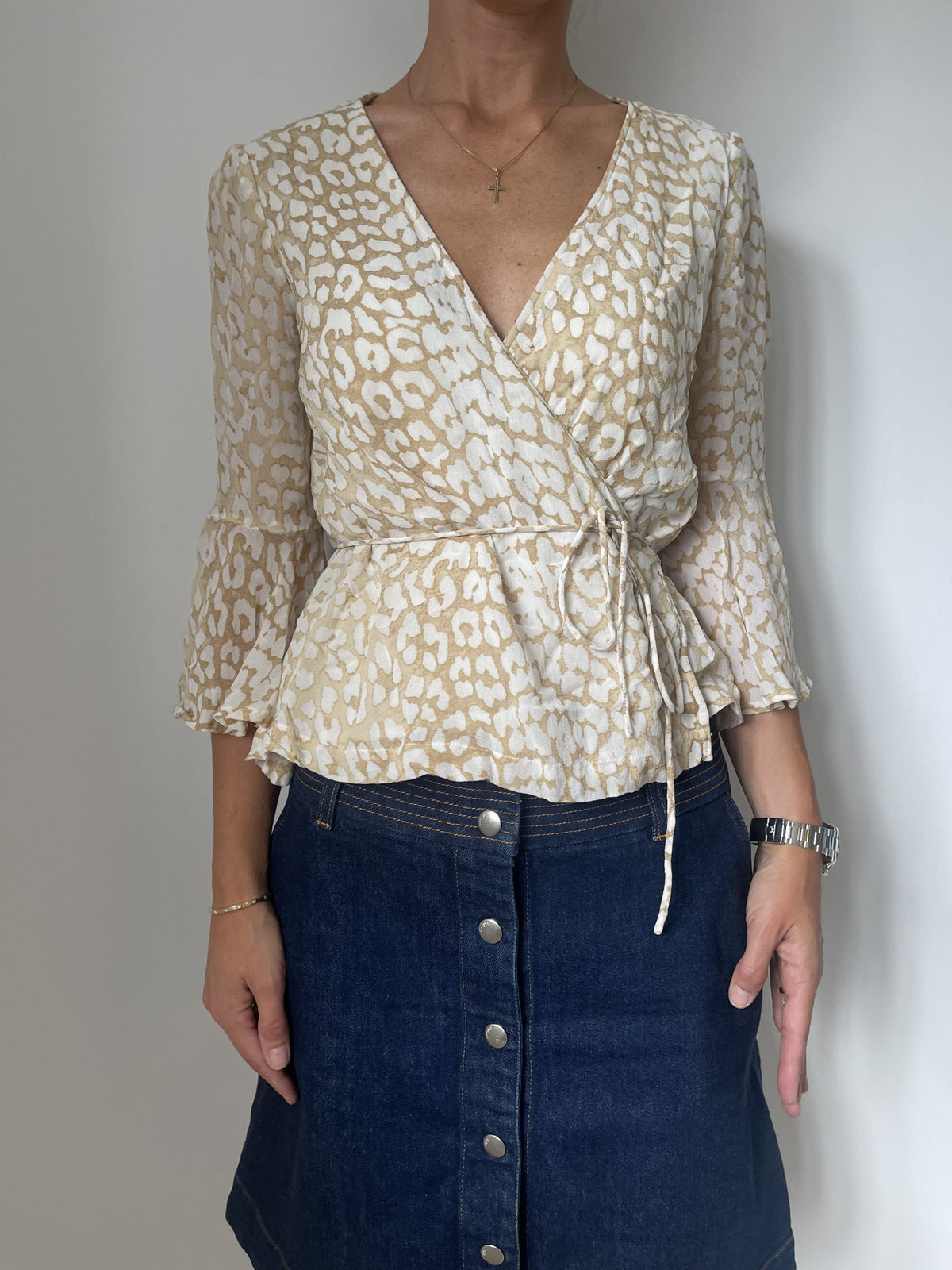 Ganni bluse på model forfra