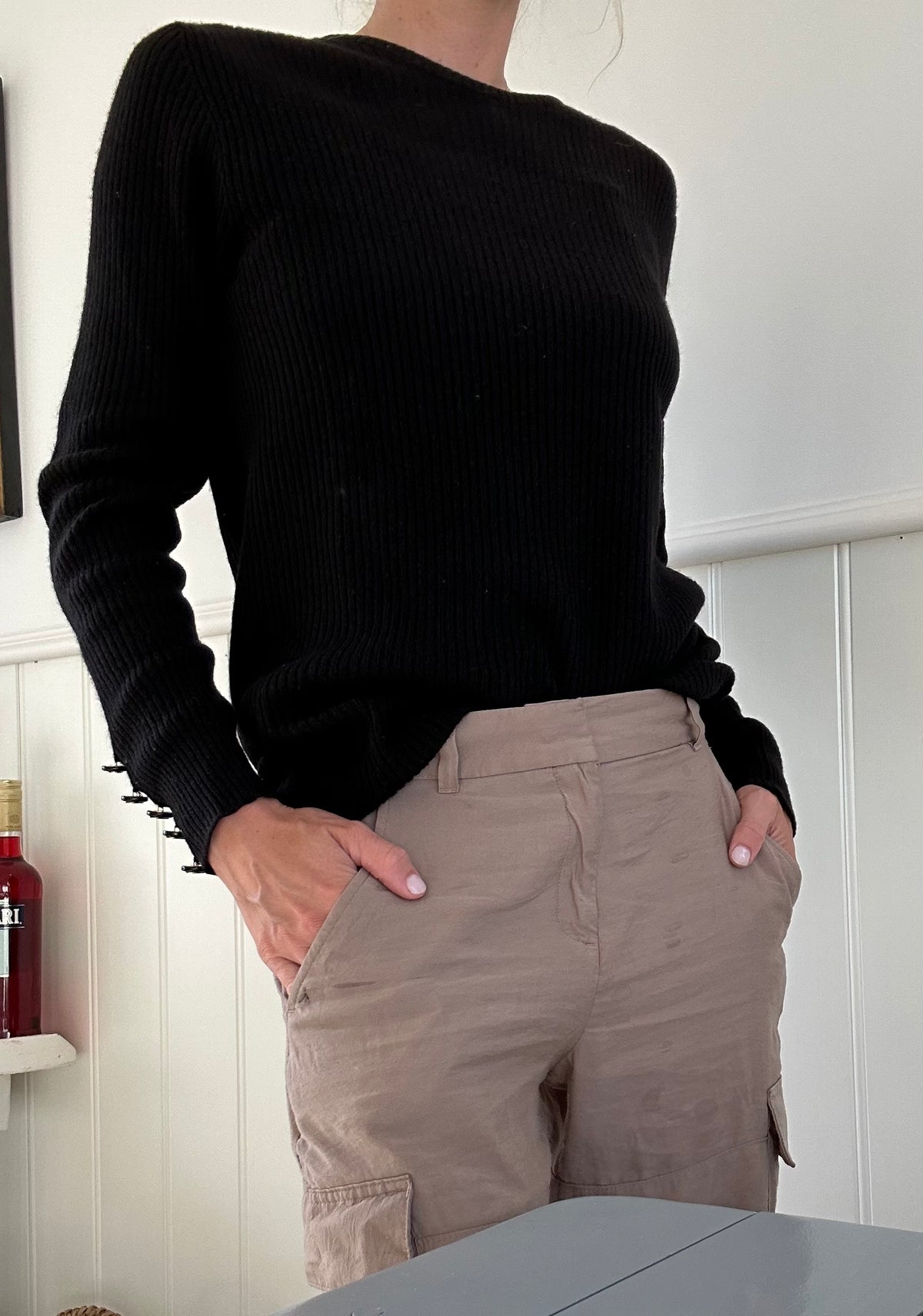 Chanel sweater sort ribbet på model forfra