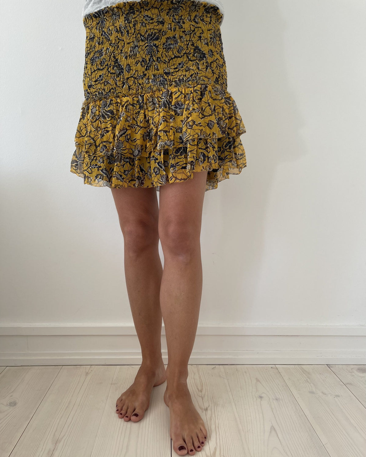 isabel marant etoile nederdel gul med sort og grå blomster mønster på model forfra