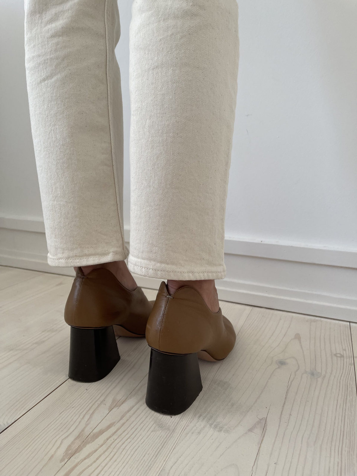 Celine stilet brun med sort blokhæl på model bagfra