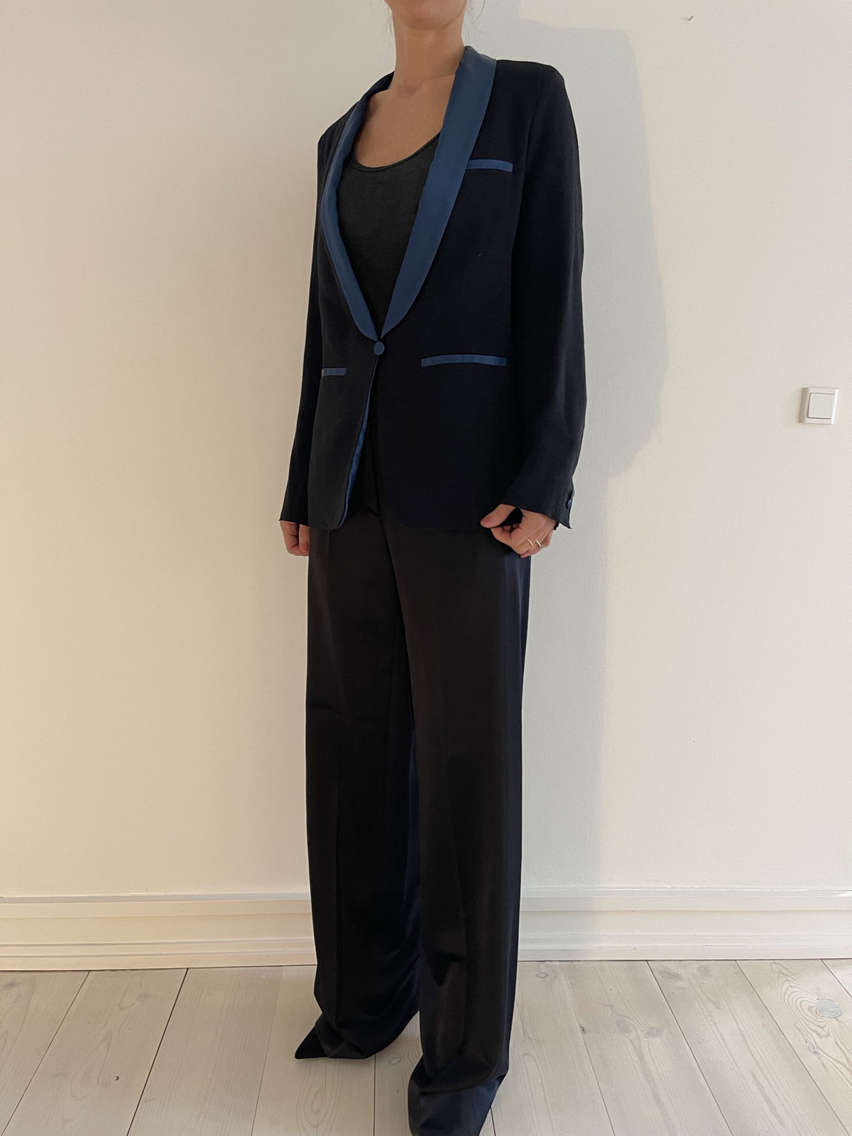 Forte Forte blazer navy med blå detaljer på model forfra