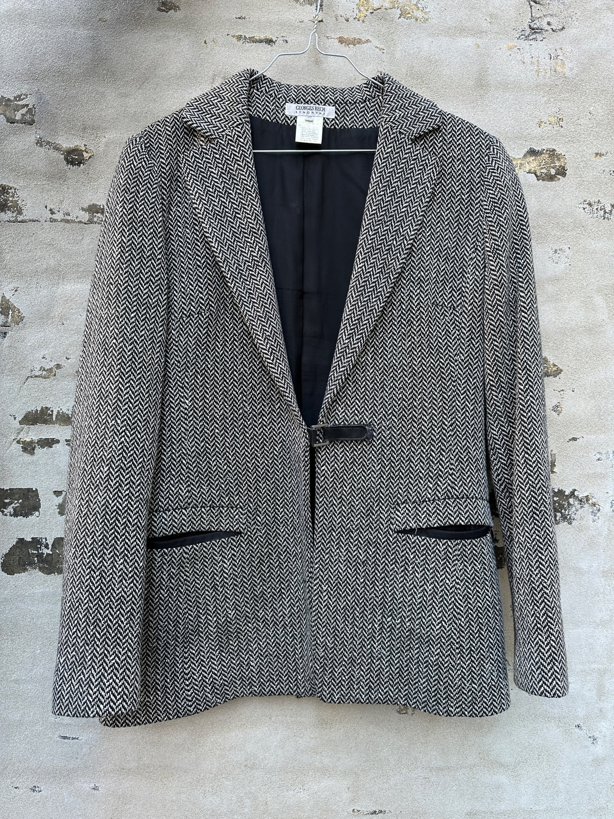 Georges Rech blazer foran væg
