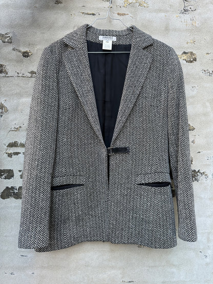 Georges Rech blazer foran væg