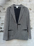 Georges Rech blazer foran væg