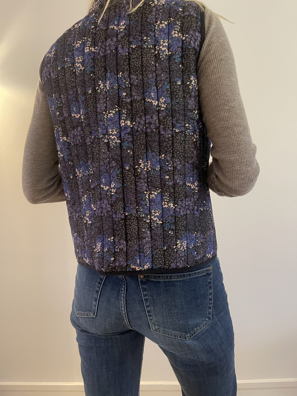 Craftsisters Vest blomstret navy, lilla, grå, sort på model bagfra