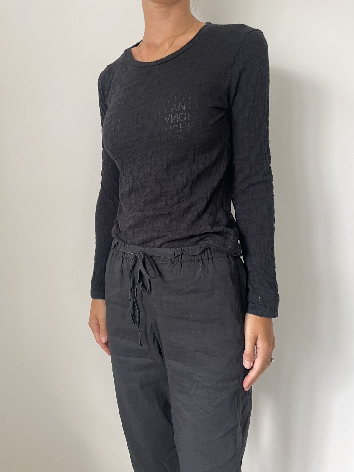 Blanche logo bluse sort på model forfra