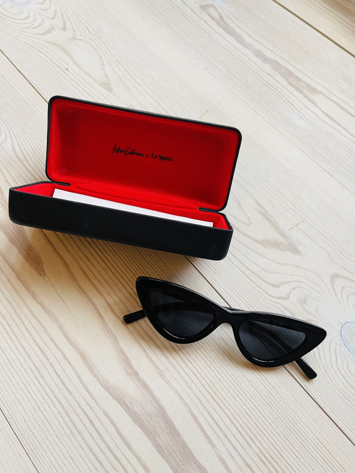 Adam Selman X Specs solbriller med etui