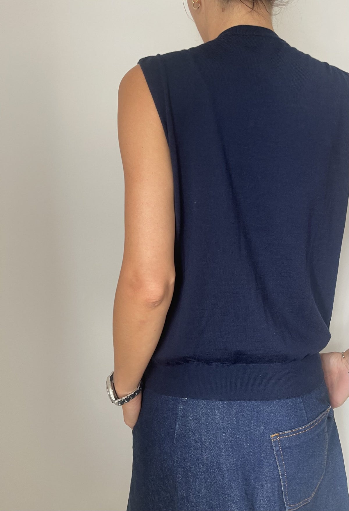 Celine bluse navy på model bagfra