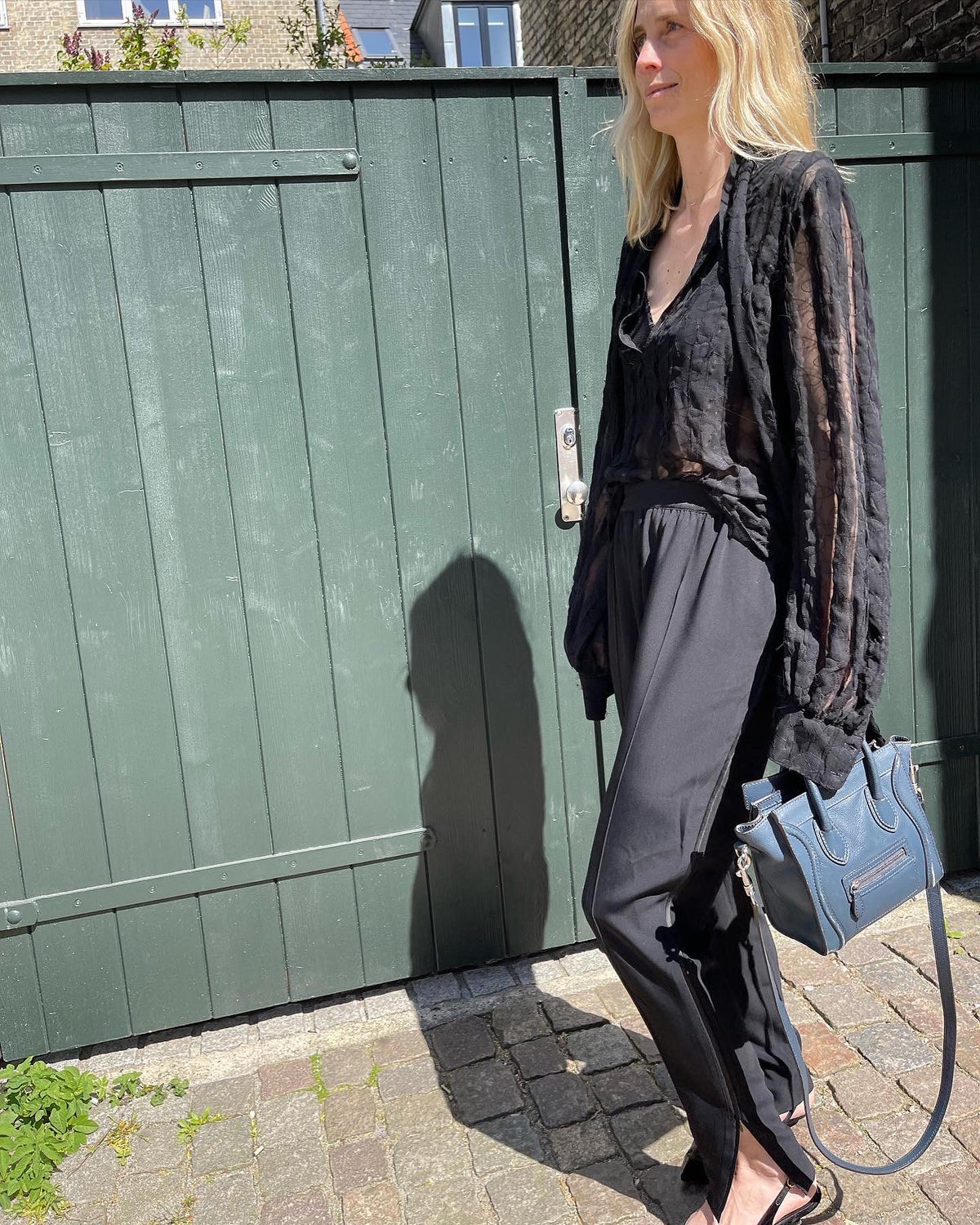 Stasia bluse sort på model side