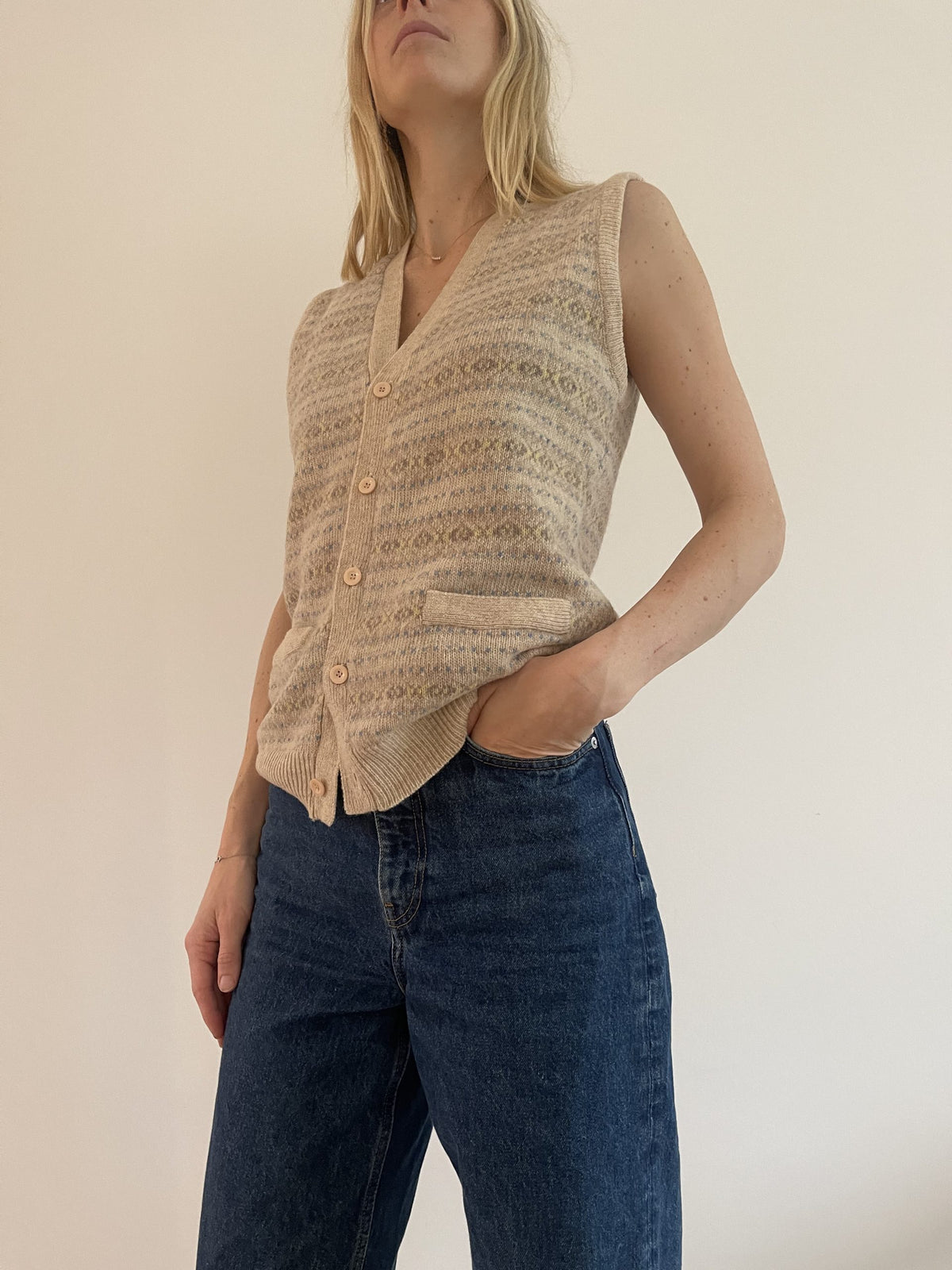 Cacharel Vest beige med mønster på model forfra
