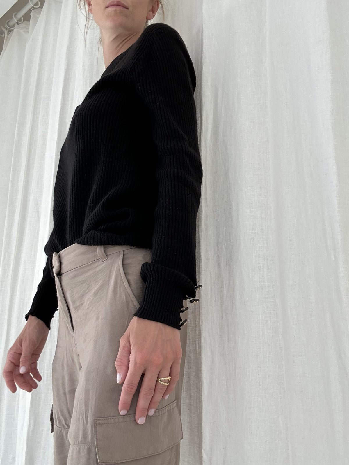Chanel sweater sort ribbet på model side
