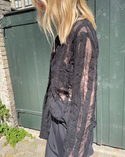 Stasia bluse sort på model tæt på side