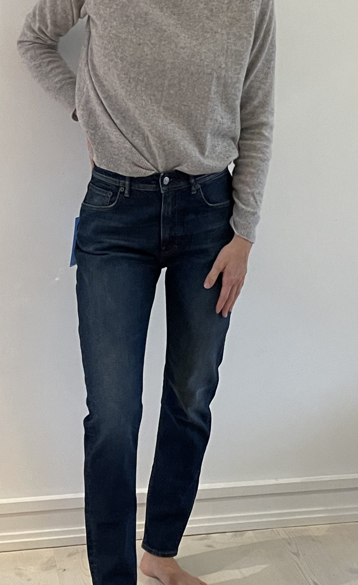 Acne studios jeans mørkeblå på model forfra