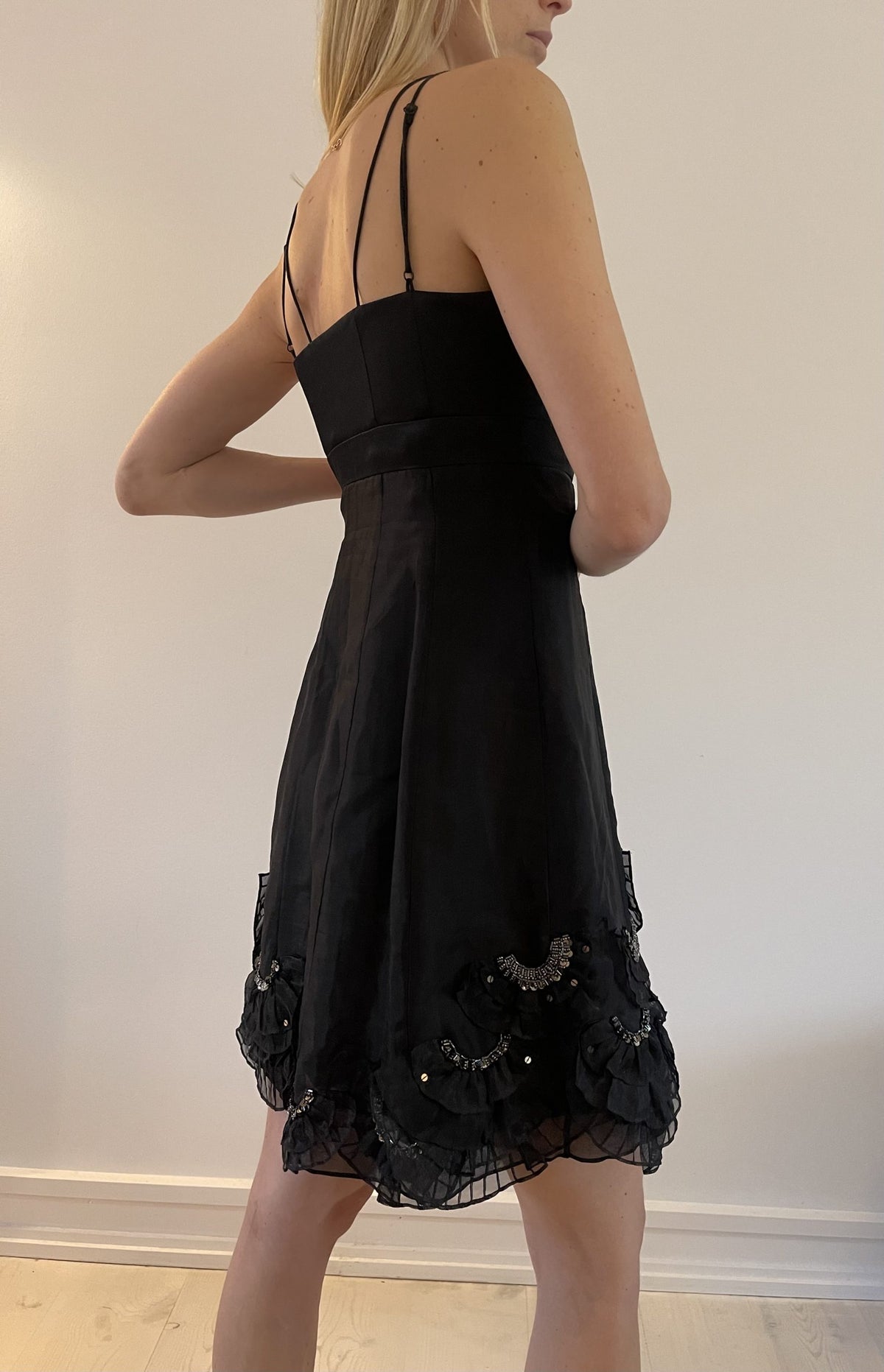 Karen Millen Kjole sort med palietter på model forfra side