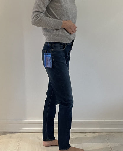 Acne studios jeans mørkeblå på model side hangtag