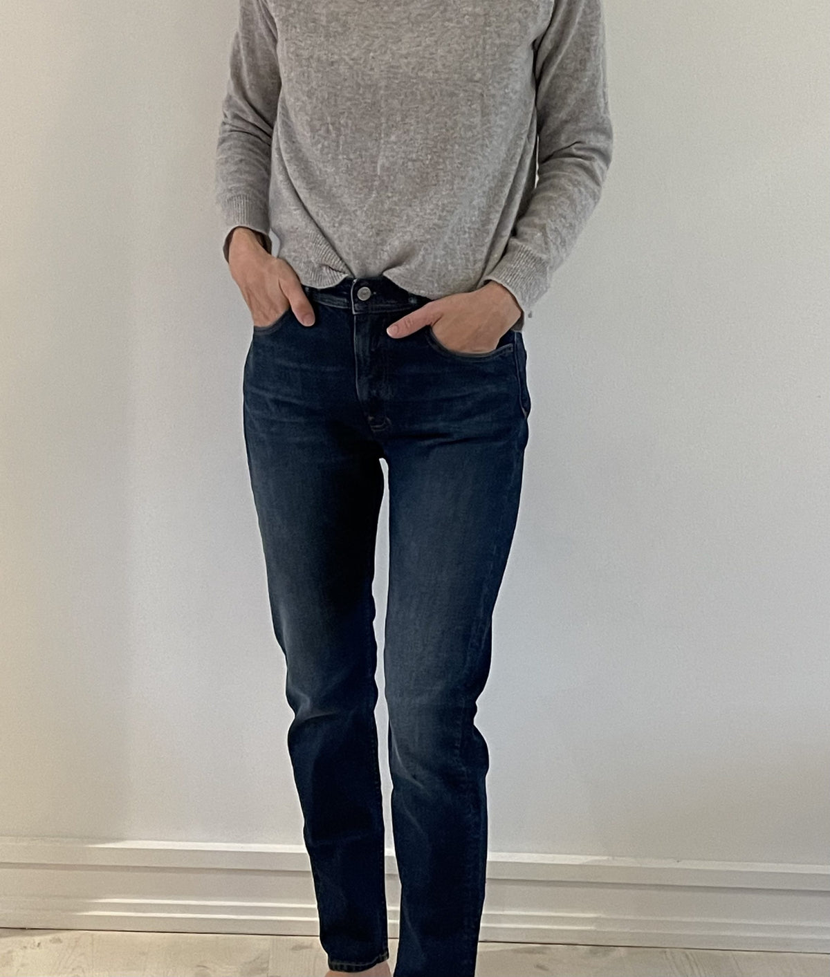 Acne studios jeans mørkeblå på model forfra