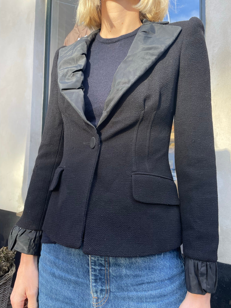 Emporio Armani blazer sort på model side