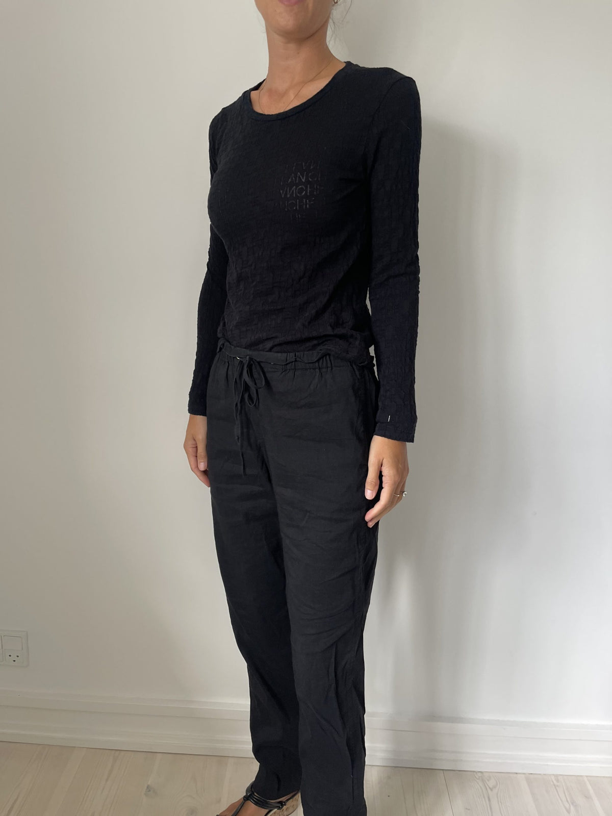 Blanche logo bluse sort på model forfra