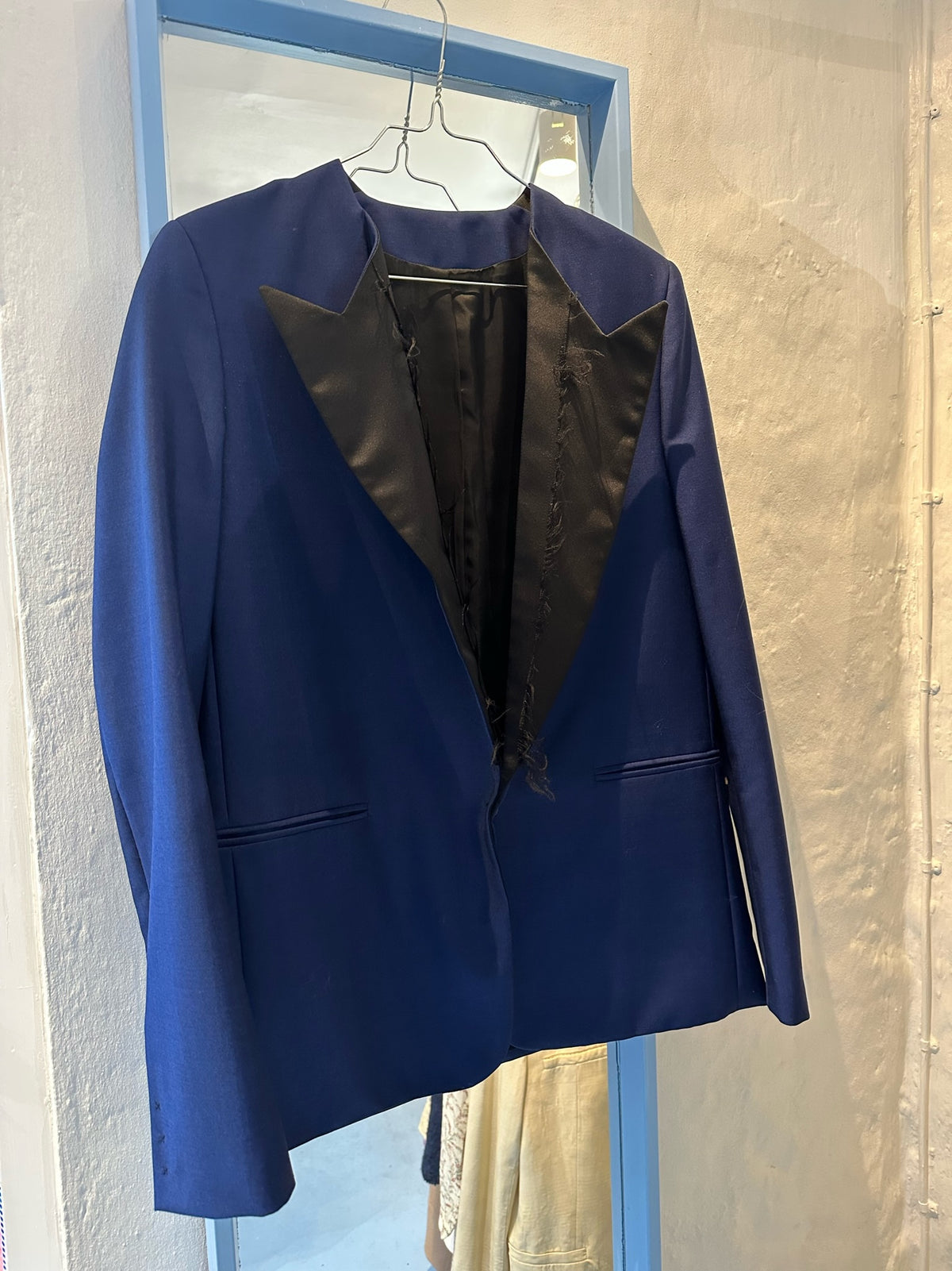 Acne Show Piece blazer blå med sort krave forfra