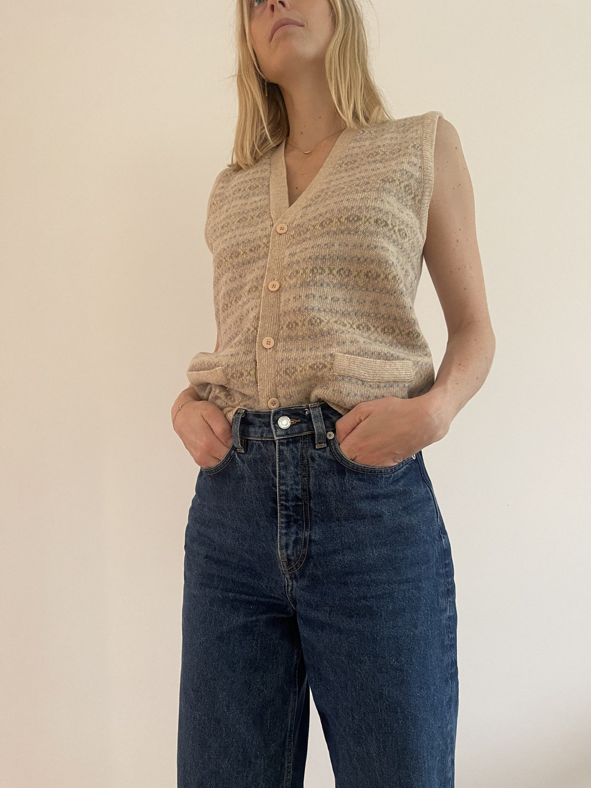 Cacharel Vest beige med mønster på model forfra