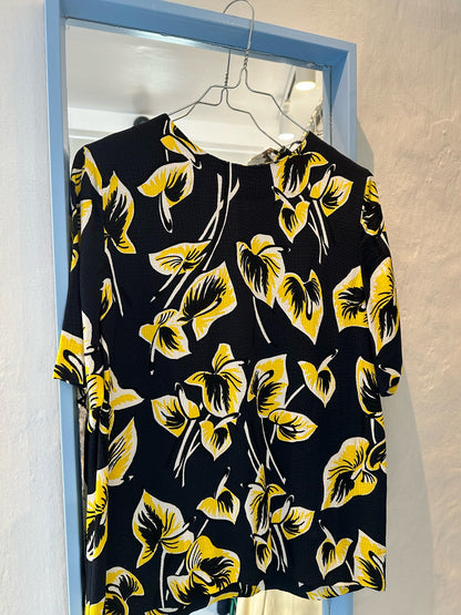 Marni t-shirt sort med gule blomster/blade forfra