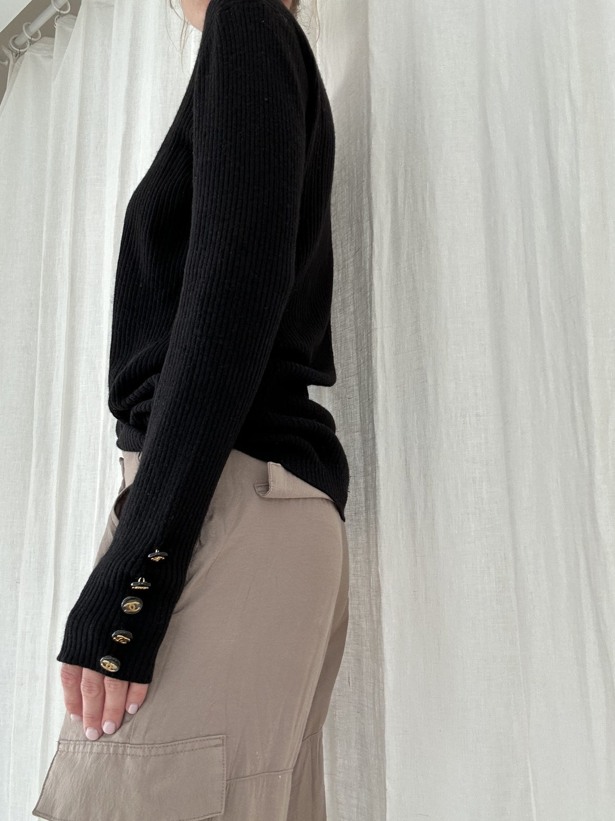 Chanel sweater sort ribbet på model side