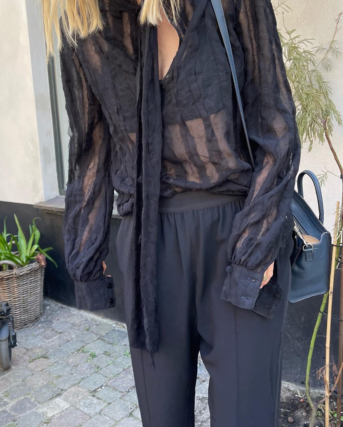 Stasia bluse sort på model forfra