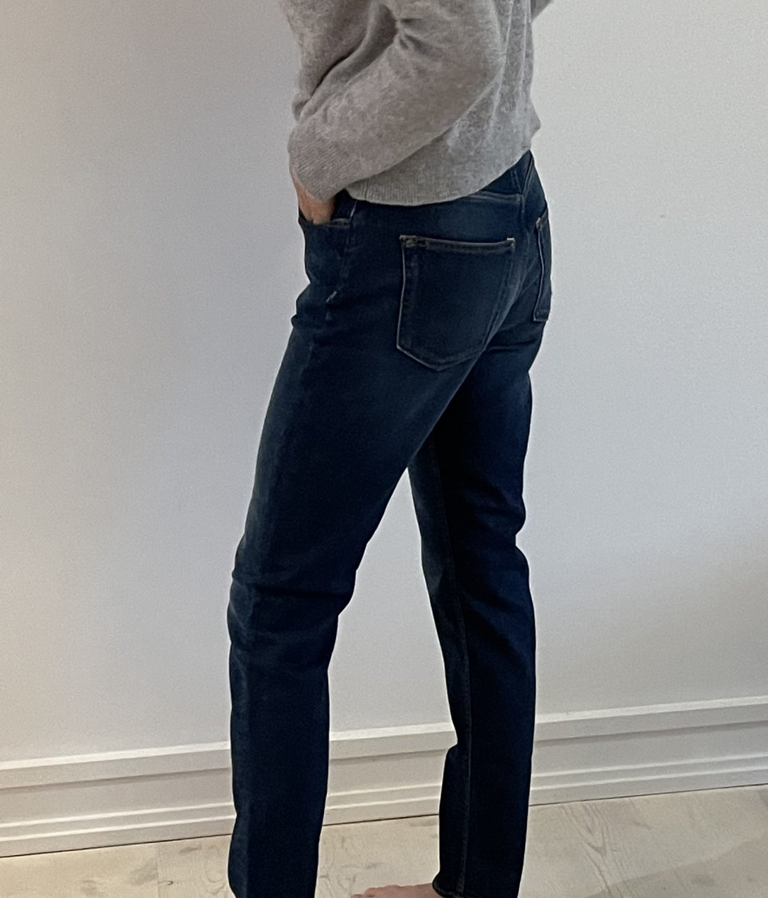 Acne studios jeans mørkeblå på model side
