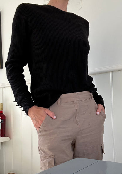 Chanel sweater sort ribbet på model forfra