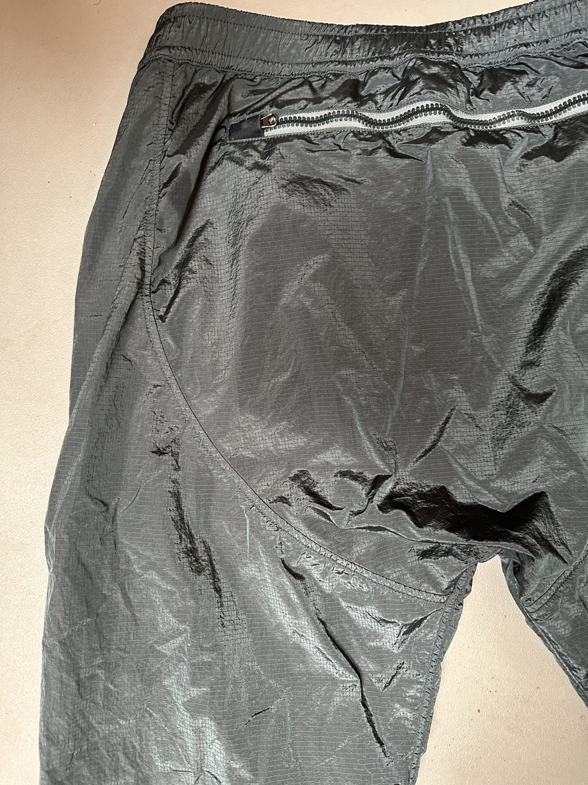 Stone Island bukser grønne bagfra tæt på