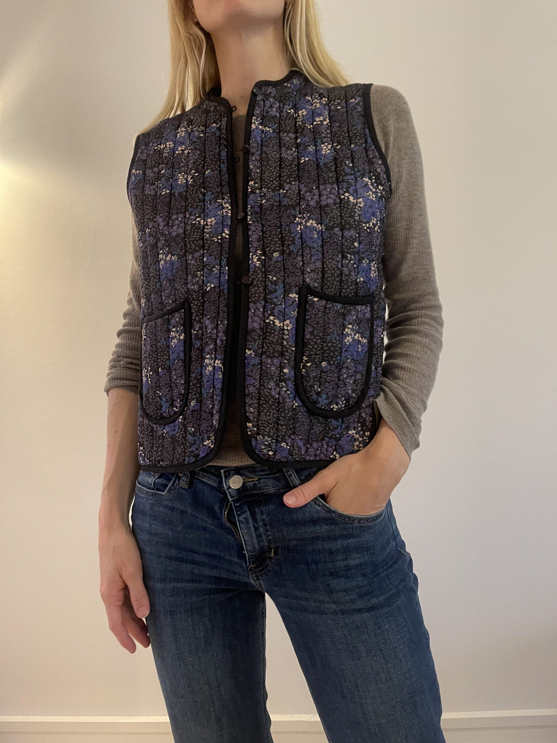 Craftsisters Vest blomstret navy, lilla, grå, sort på model forfra