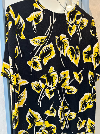 Marni t-shirt sort med gule blomster/blade forfra tæt på