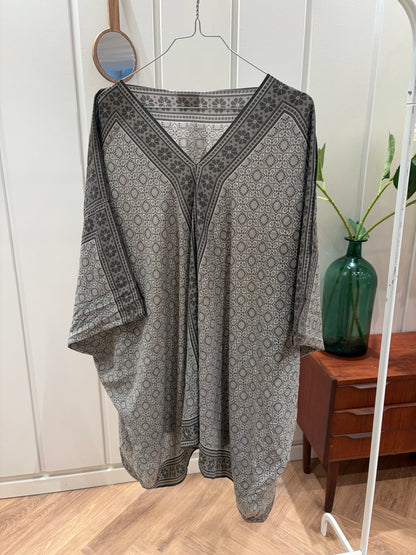 Julie Fagerholt / Heartmade Poncho Blouse