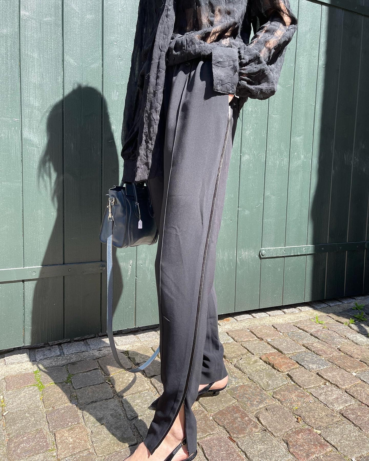 Stasia bluse sort på model side