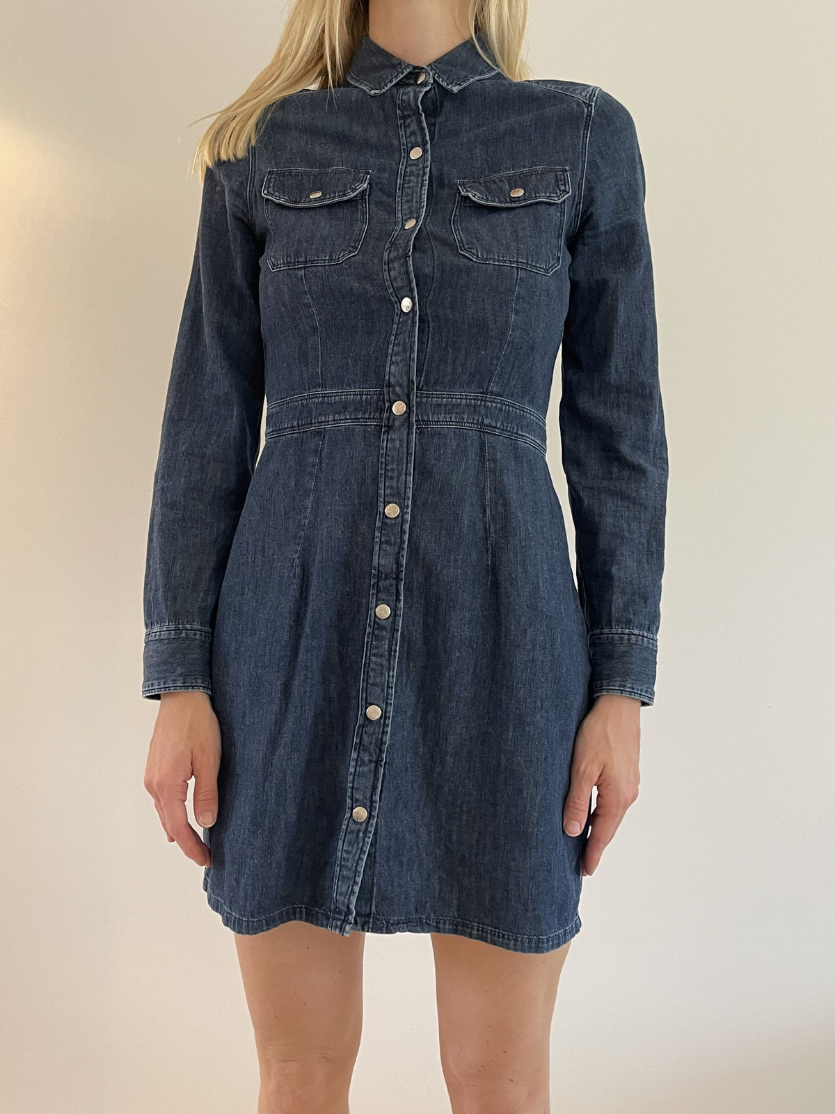 Rag &amp; Bone Kjole denim blå på model forfra