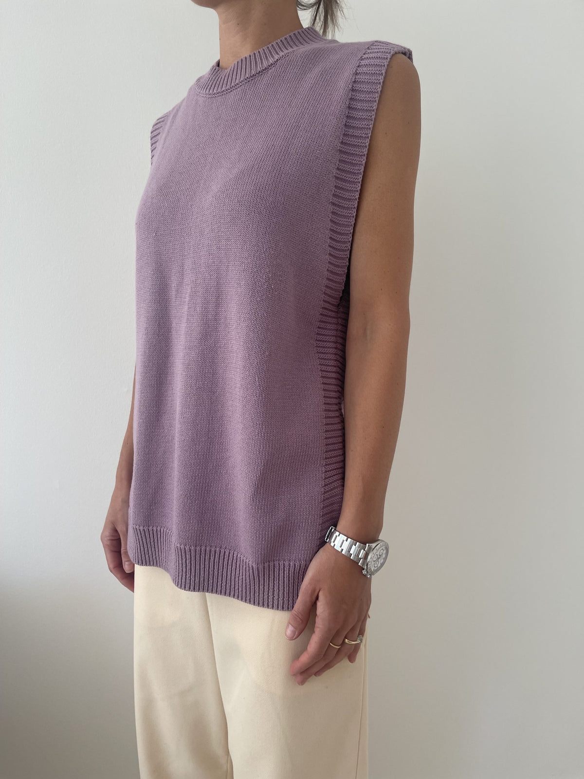 Blanche vest lilla på model fra siden