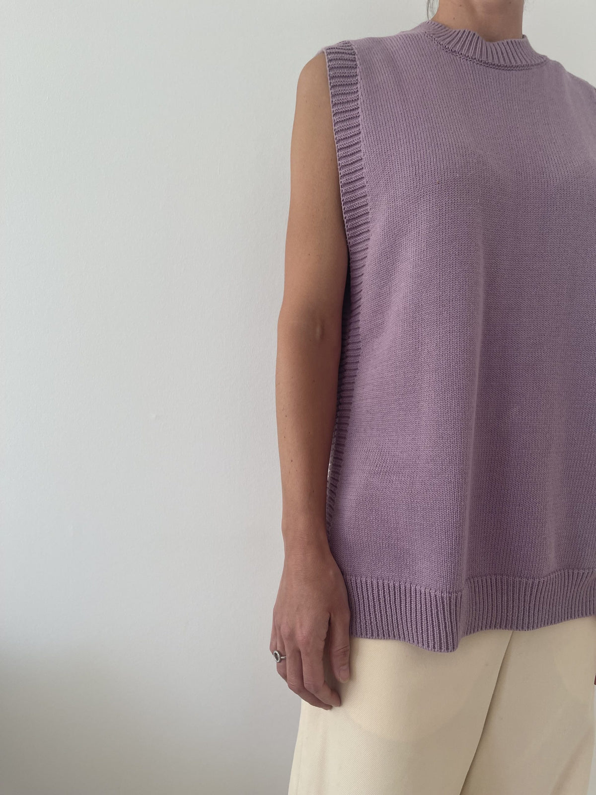 Blanche vest lilla på model forfra