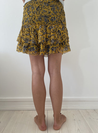 isabel marant etoile nederdel gul med sort og grå blomster mønster på model bagfra