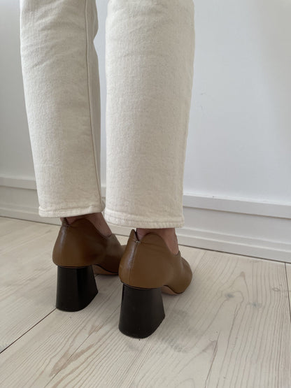Celine stilet brun med sort blokhæl på model bagfra