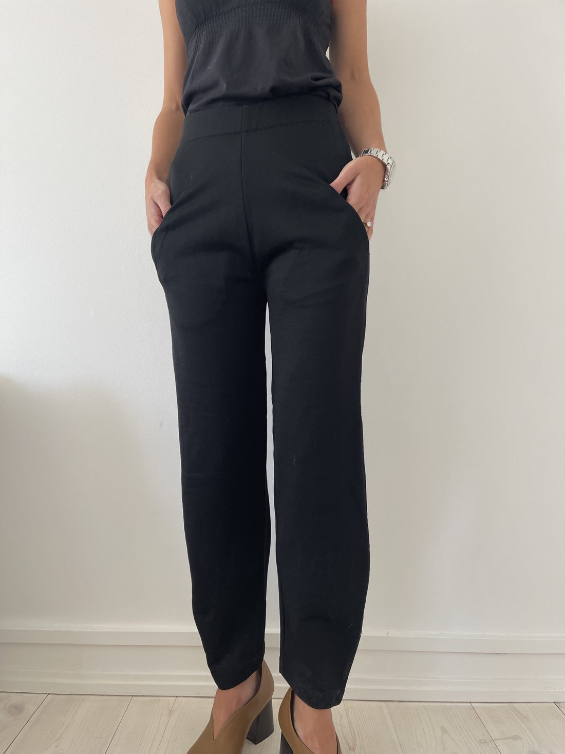 Acne Studios bukser sorte på model forfra