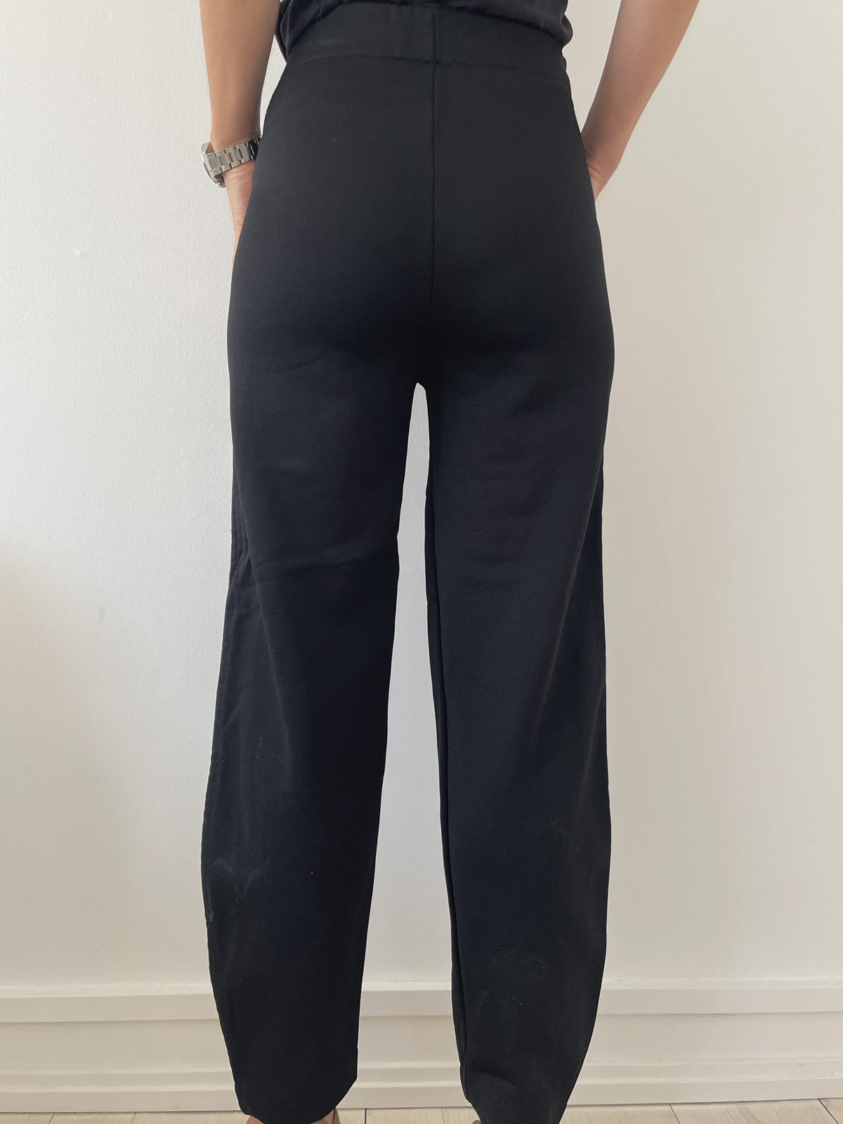 Acne Studios bukser sorte på model bagfra