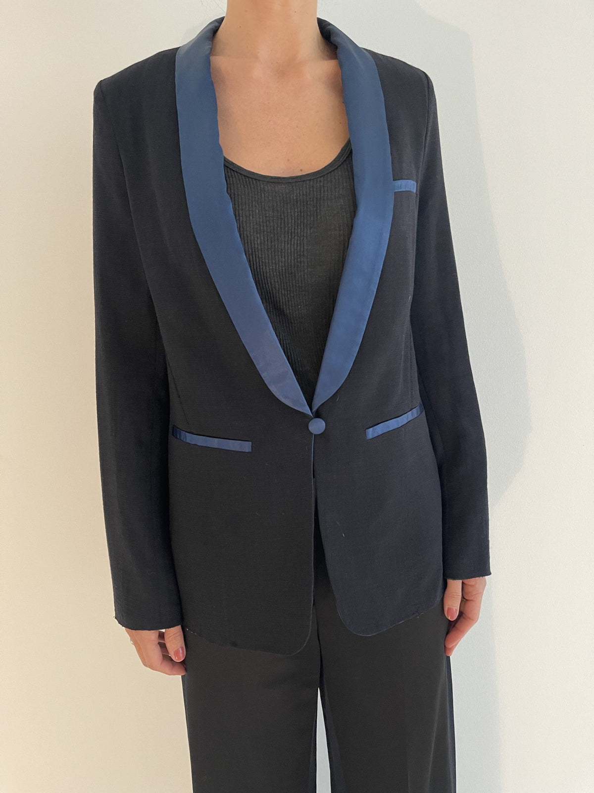 Forte Forte blazer navy med blå detaljer på model forfra