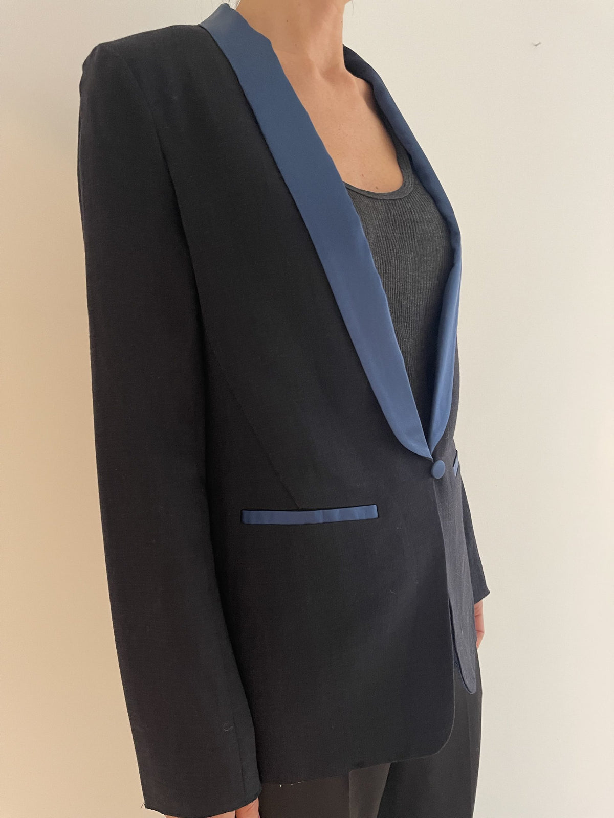 Forte Forte blazer navy med blå detaljer på model side