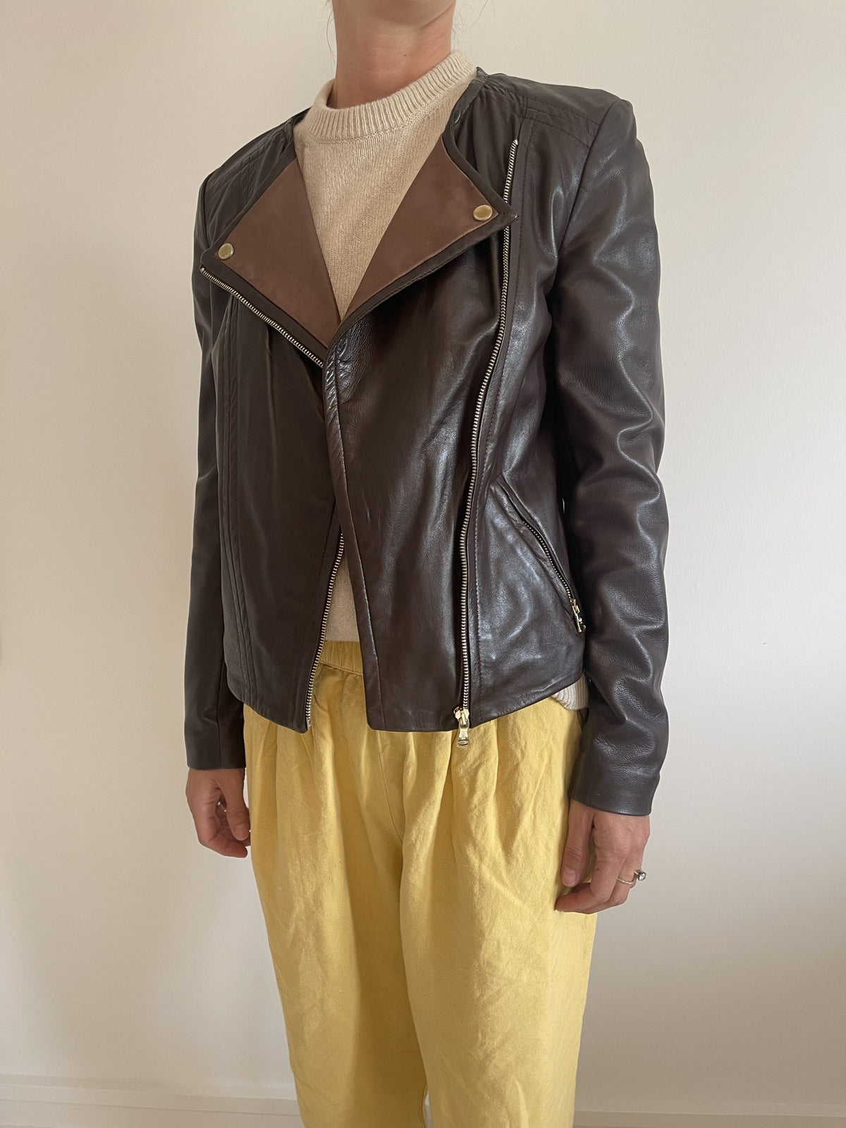 massimo dutti læderjakke mørkebrun på model forfra