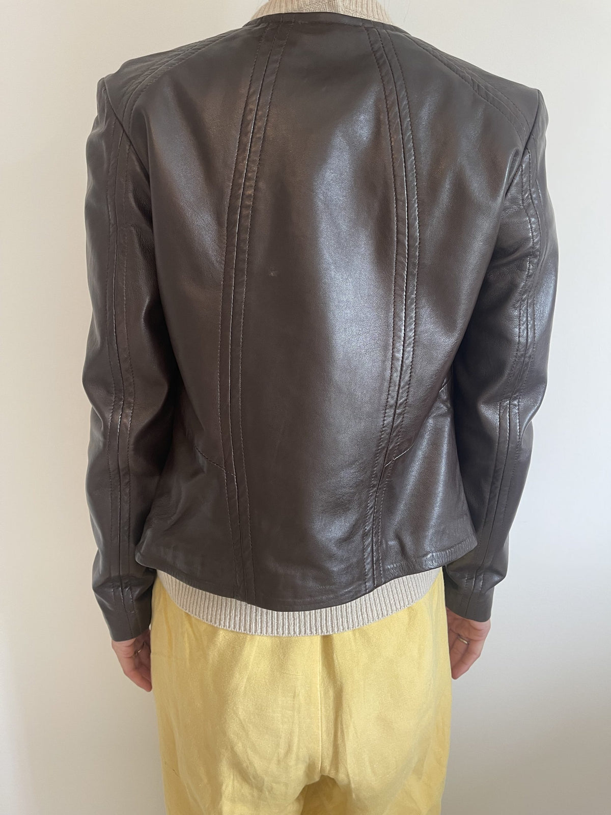 massimo dutti læderjakke mørkebrun på model bagfra